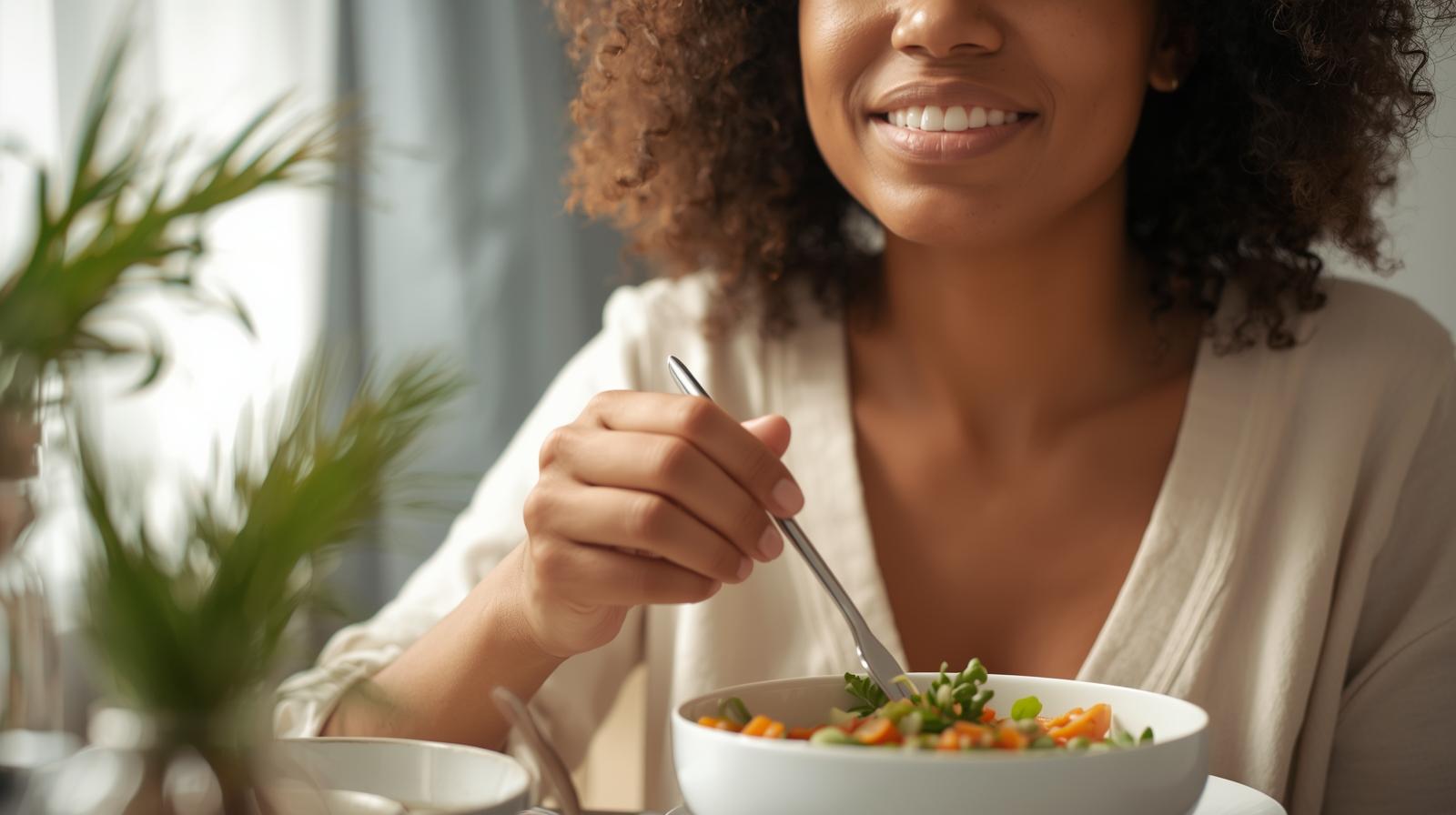 Pessoa em rotina de alimentação leve no dia a dia
