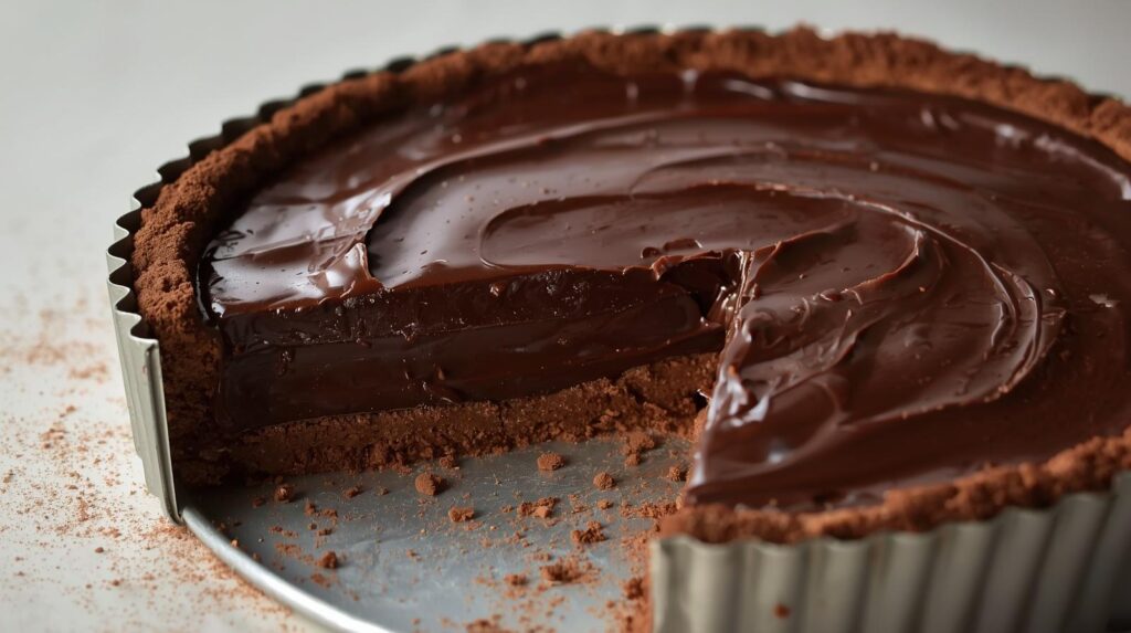 Torta de chocolate com base de castanhas e cacau em uma forma de fundo removível