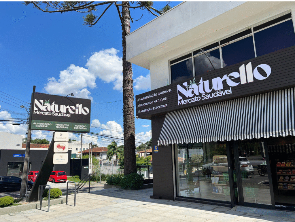 fachada juveve com a placa nova